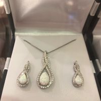 What style earrings are you wearing with your wedding dress? - 1