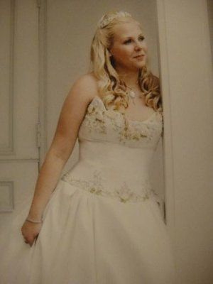 Trying to find stock pics of a 2006 Reem Acra dress...HELP!!!