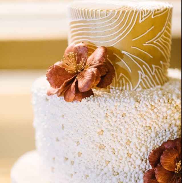 Wedding cake without flowers or ribbons - show me yours!