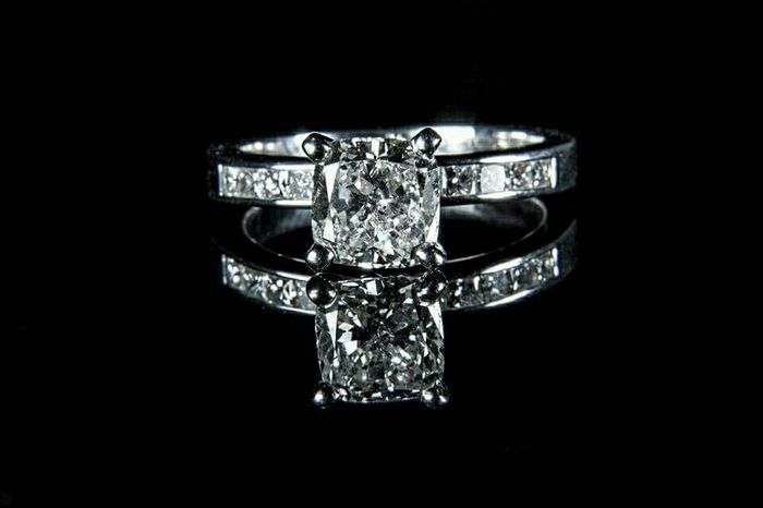 Let's see those beautiful rings lady's!
