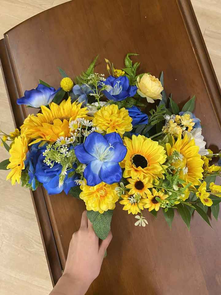 Hey wedding squad! Just had to share my latest obsession – these stunning faux blue and yellow bloom