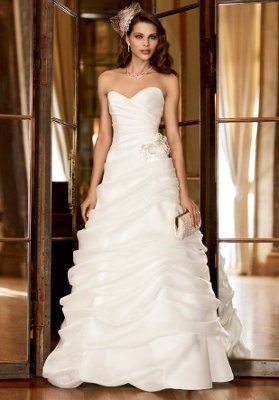 What does your dress look like? Post pics or give style number. I want to know what the trend is!