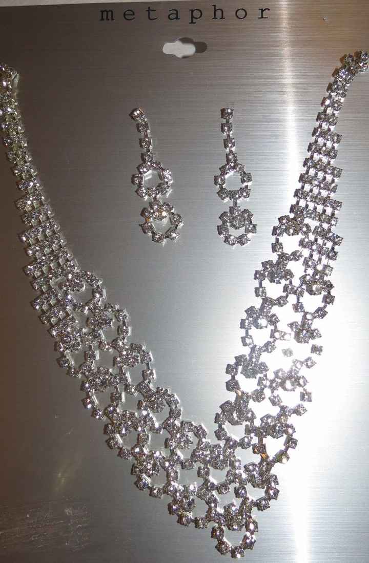 Does the Bride's jewelry have to match the BM's jewelry? *Pics*