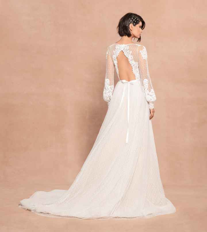 What kind of accessories (if any) for this gown? - 2