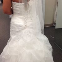 Plus size or full figured brides, let's see those gowns!