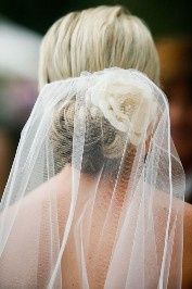 Messy bun with veil 3