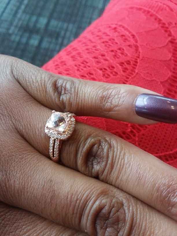 Should my jewelry/accessories match my engagement ring? - 1