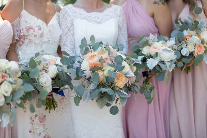 Cascading vs. Round Bouquet. Why did you pick one or the other?
