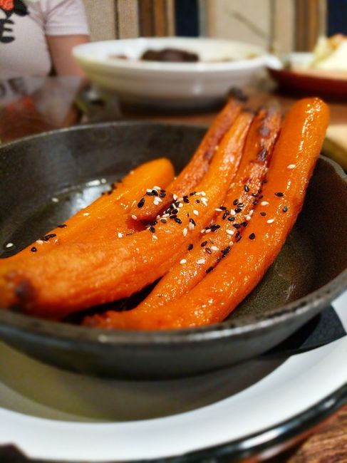 roasted carrots with black and white sesame seed