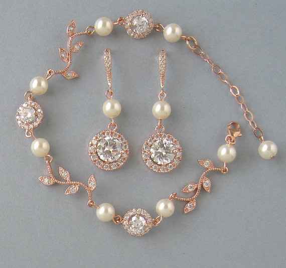 Blush BM dresses - what type of jewelry?