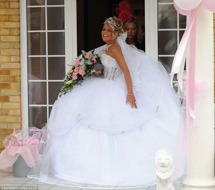 Why is choosing MOB and MOG dresses so dramatic?