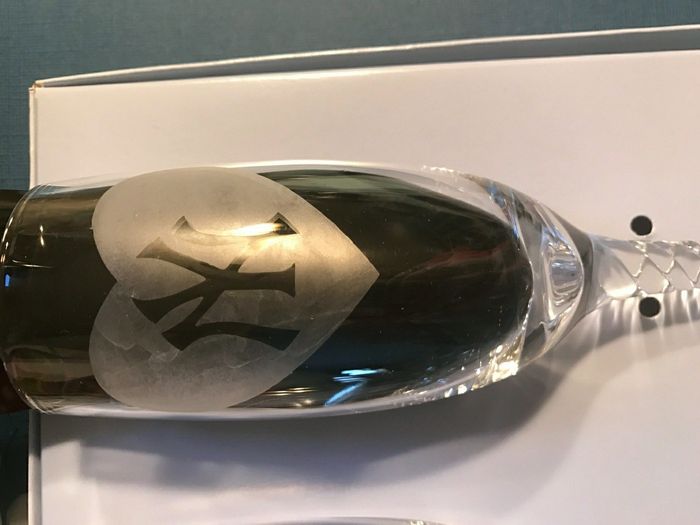 Let's see everyone's champagne flutes!