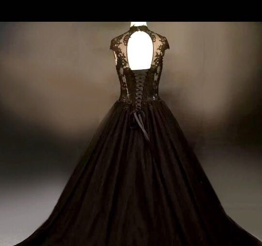 Show off those dresses!