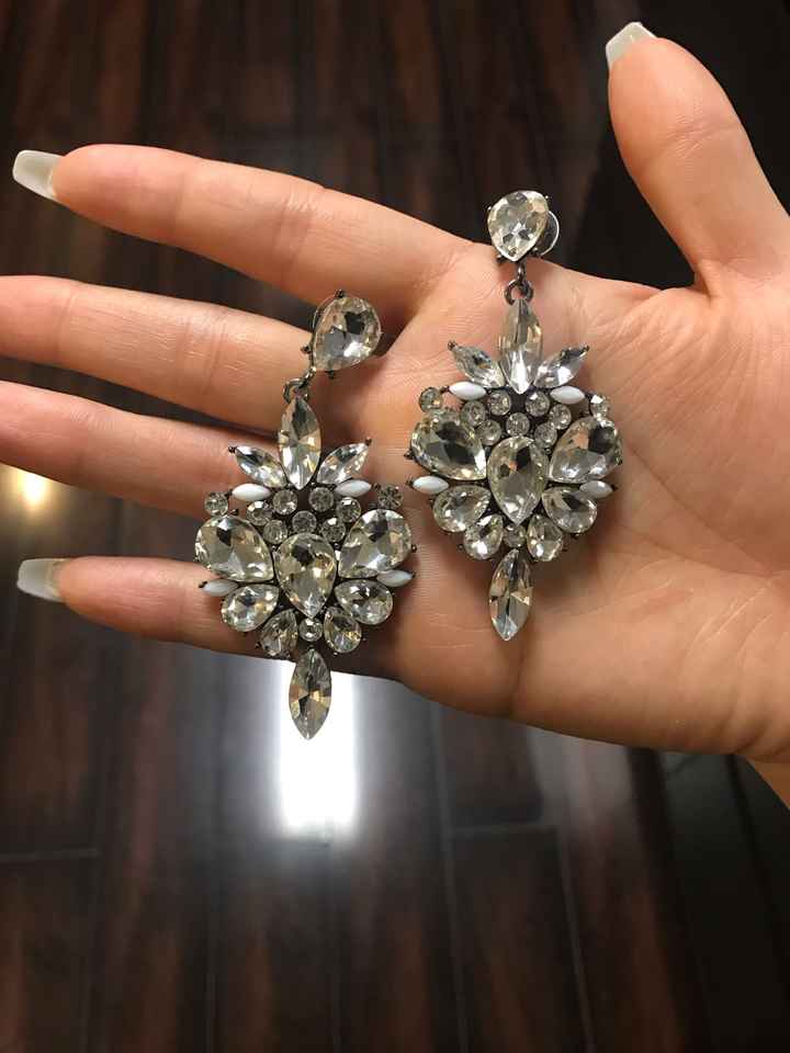 What style earrings are you wearing with your wedding dress? - 1