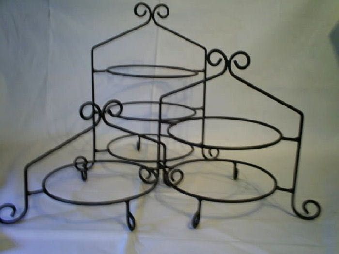 How to decorate a round table (8 ppl) served family style dinner platters 1
