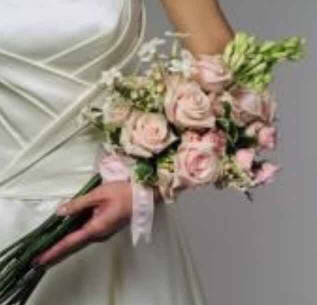 Cascading vs. Round Bouquet. Why did you pick one or the other?