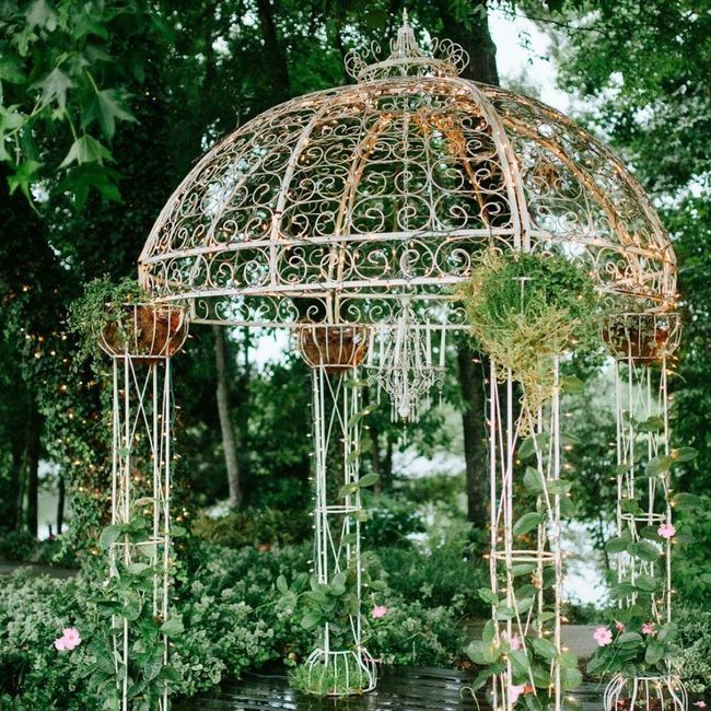 Fave floral decor: floral arch, flower wall, or floral chandelier? 🌺 1