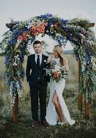 love the slightly off-centered but natural "spray" look of just the flowers