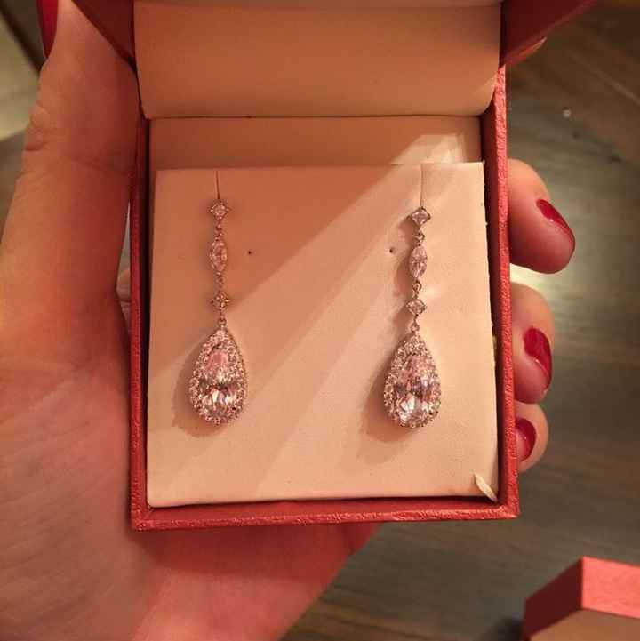 Wedding dress accessory help!