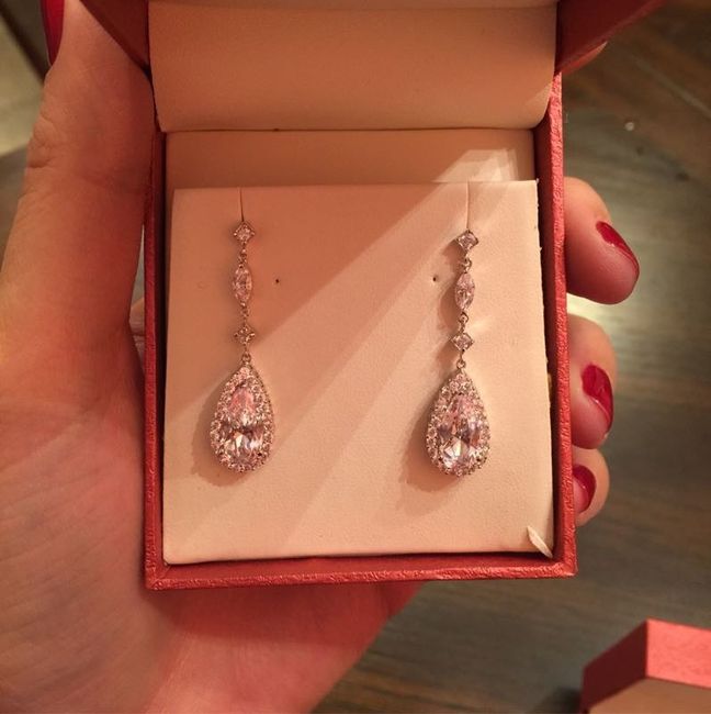 Wedding dress accessory help!