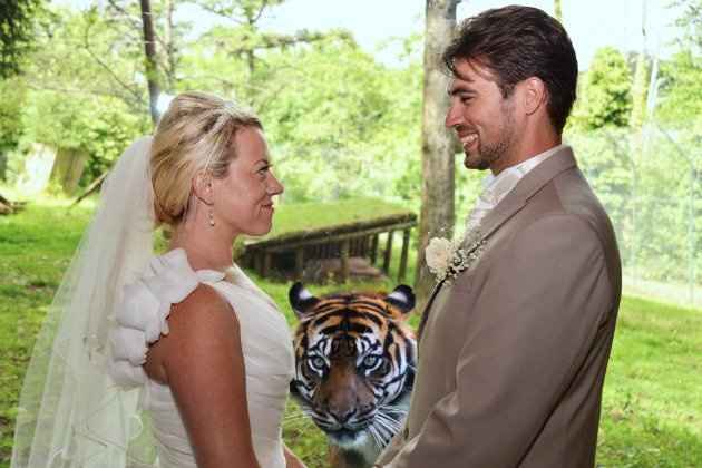 OMG!! I'd DIE!! Scariest Wedding Photobomb!