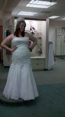 Went dress shopping [pics] and found THE church!! =]