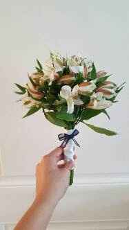 Practiced my Centerpieces, Bouquets and Boutinneres! Opinions please :)