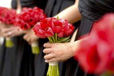 Do bride and groom flowers have to match?