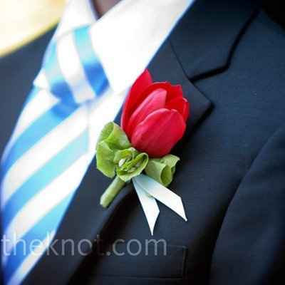 Do bride and groom flowers have to match?