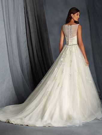 hairstyle with fingertip/elbow length veil