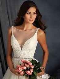 hairstyle with fingertip/elbow length veil