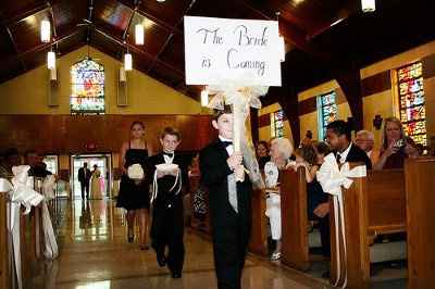 DIY Here comes the bride sign