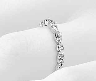 Does anyone out there have mismatched wedding bands?