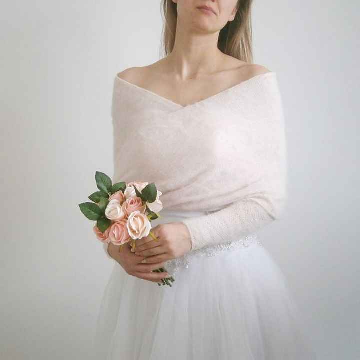 Does anyone know where I might find something like this in ivory, gray/tan, or dusty blue for a reas