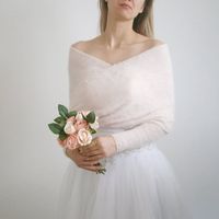 Does anyone know where I might find something like this in ivory, gray/tan, or dusty blue for a reas