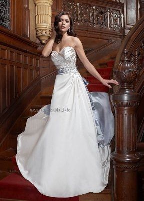 Who is this dress designer ?