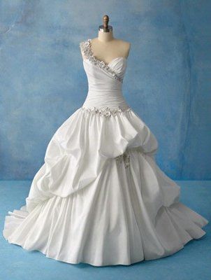 Who is this dress designer ?