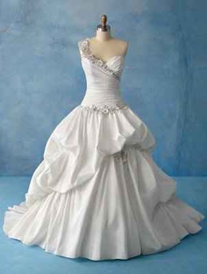 Who is this dress designer ?
