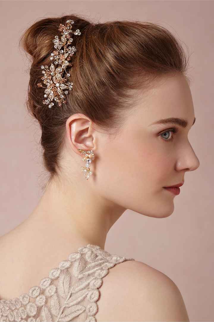 If your not wearing a veil what are you wearing in your hair?