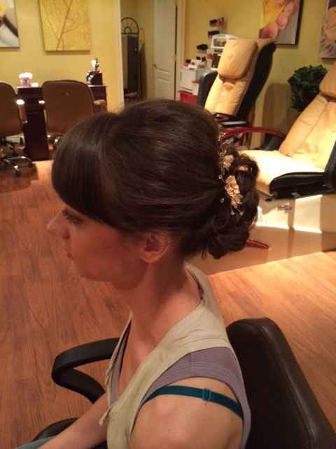 It's Friday! Let's see some wedding day hair choices!