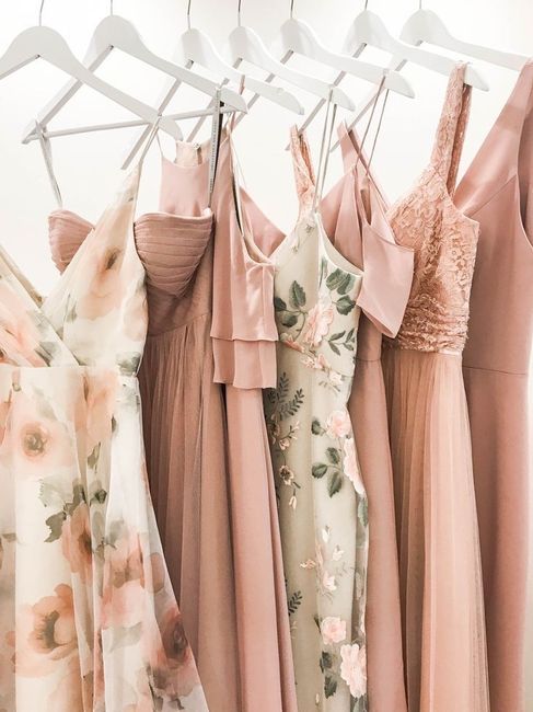 Colors that complement a champagne wedding dress 4