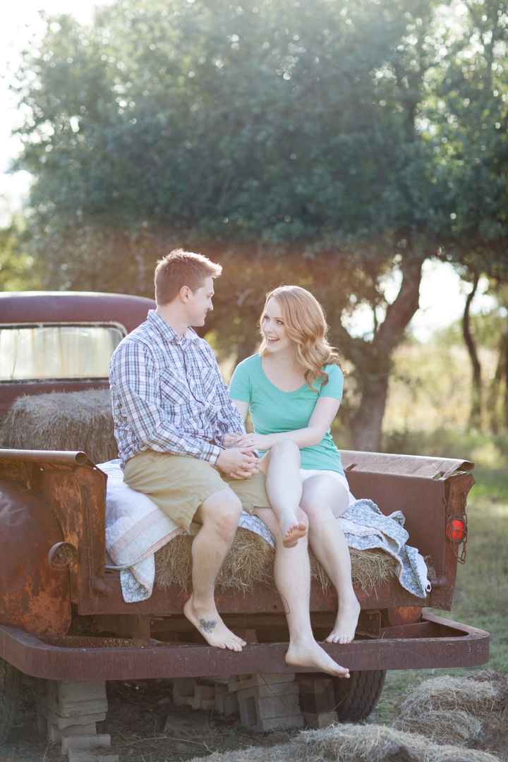 Show Me Your Engagement Picture Outfits!!