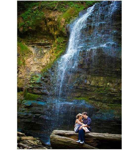 I'm thinking of going to a waterfall to do our engagment photo.
