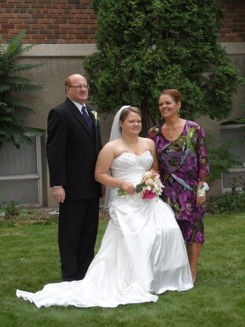 Show me what the parent(s) are wearing...