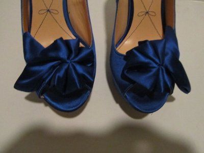 Is any one looking for teal/blue heels?????