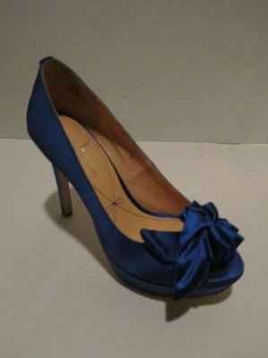 Is any one looking for teal/blue heels?????