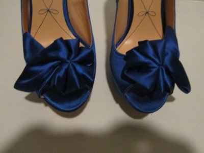 Is any one looking for teal/blue heels?????