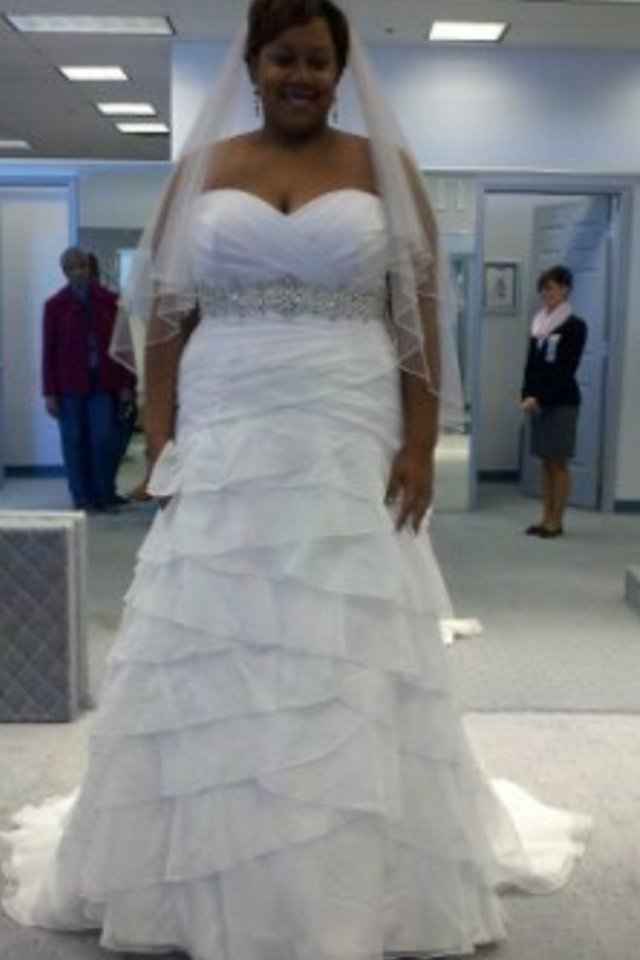 Plus size or full figured brides, let's see those gowns!