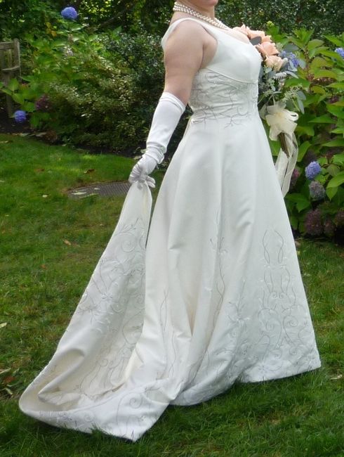 Pre-owned Wedding Dresses... Thoughts? 1