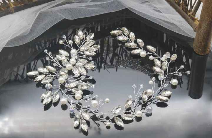 Jewelry and head pieces. - 2